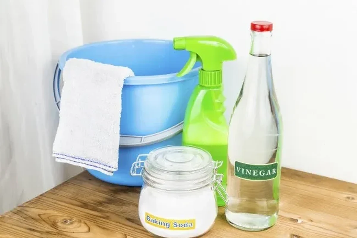 Baking soda used to reduce gasoline smell on a garage floor and nearby container