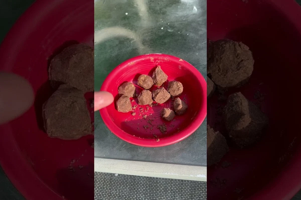 Mouse near pantry with baking soda box and home pest control setup