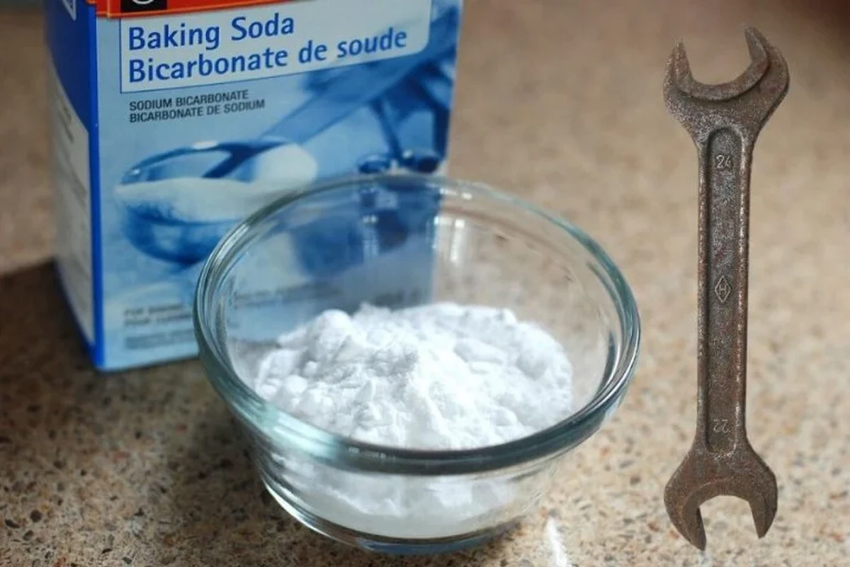 Baking soda paste cleaning rust from metal tools and kitchen racks